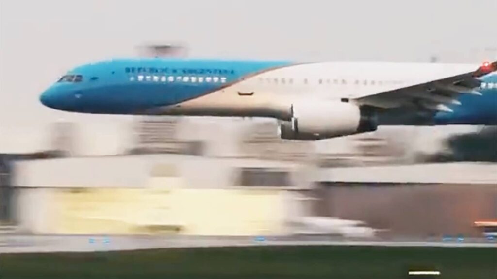 Intense Flyby By Argentina’s New Presidential 757 Goes Viral