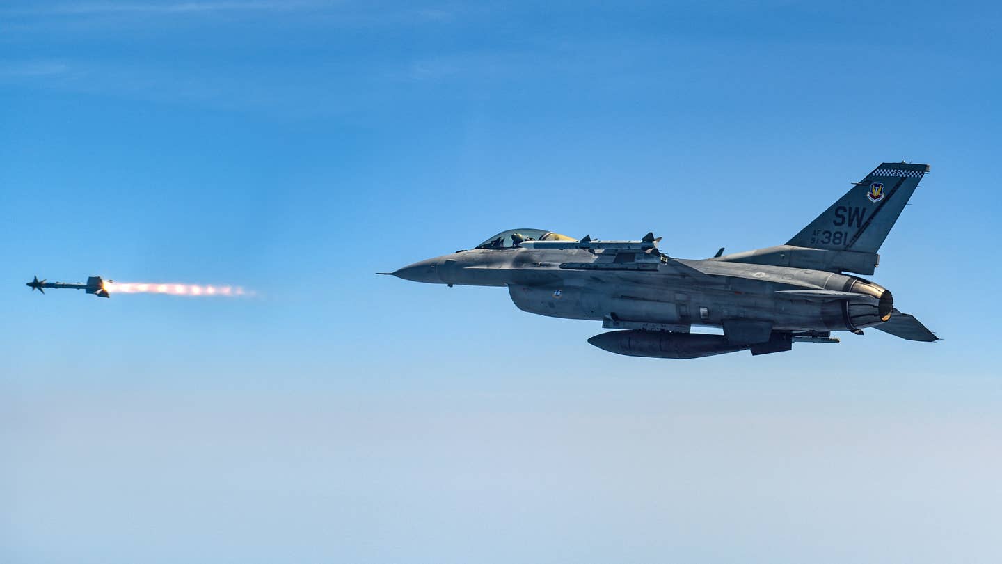 A 20th Fighter Wing F-16C looses off an AIM-9M. <em>Jamie Hunter</em>