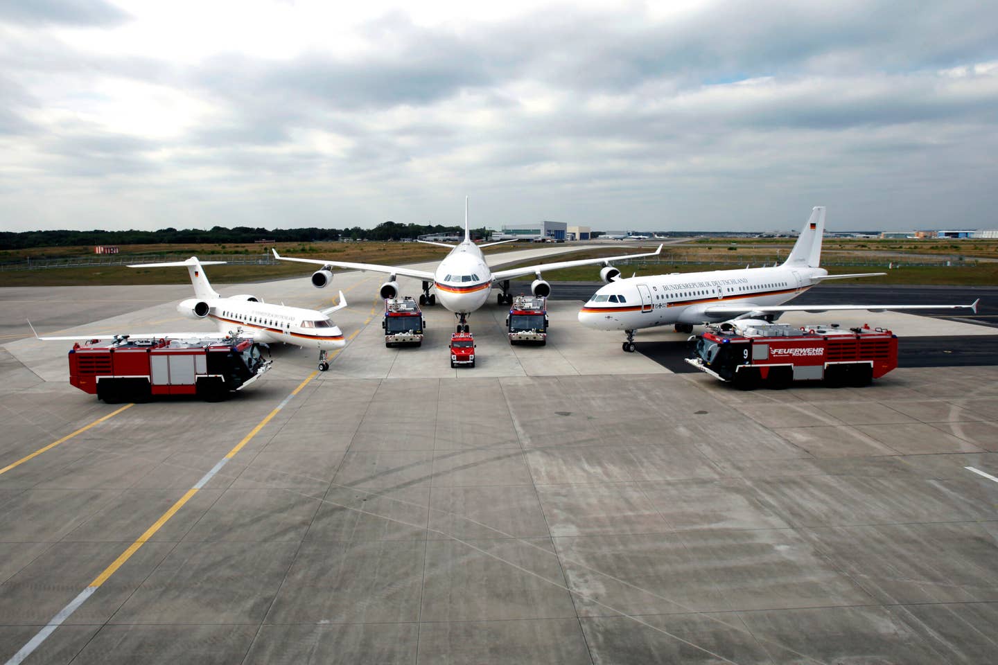 Three types operated by the Flight Readiness Service. From left to right: Bombardier Global 5000, Airbus A340, and Airbus A319CJ. <em>Bundeswehr/Ingo Bicker</em>