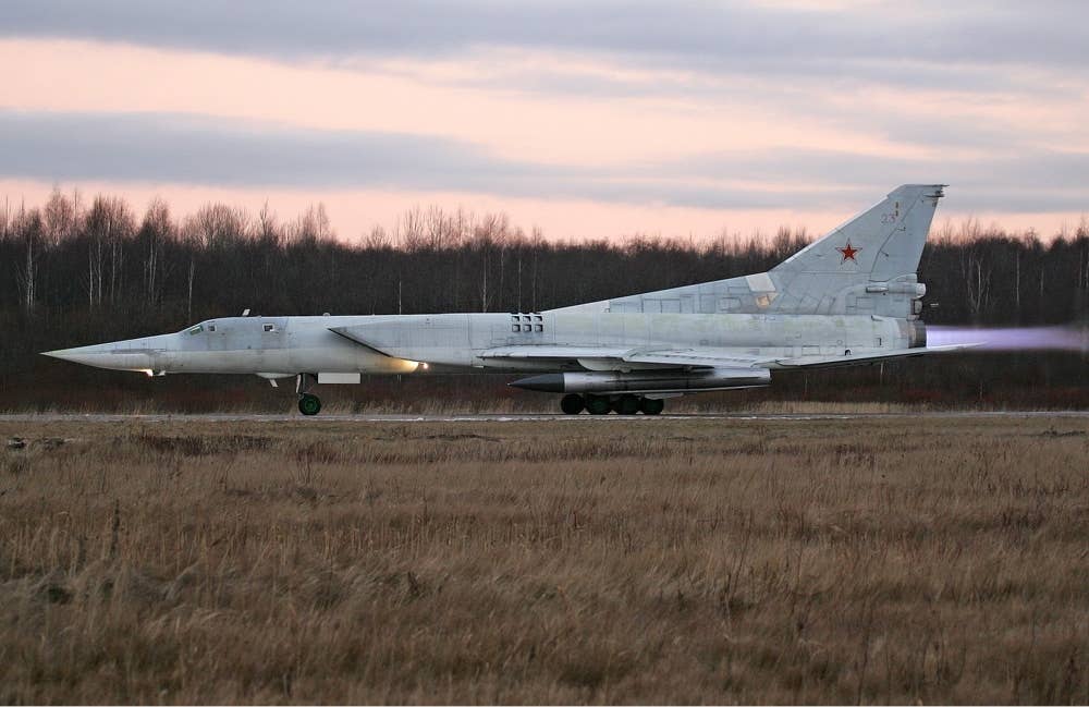 <br>Tu-22M3 with a Kh-22/32 under its wing. (Dmitriy Pichugin via Wikicommons)