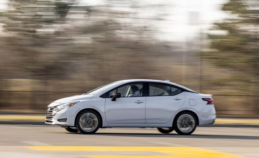 2023 nissan versa sr