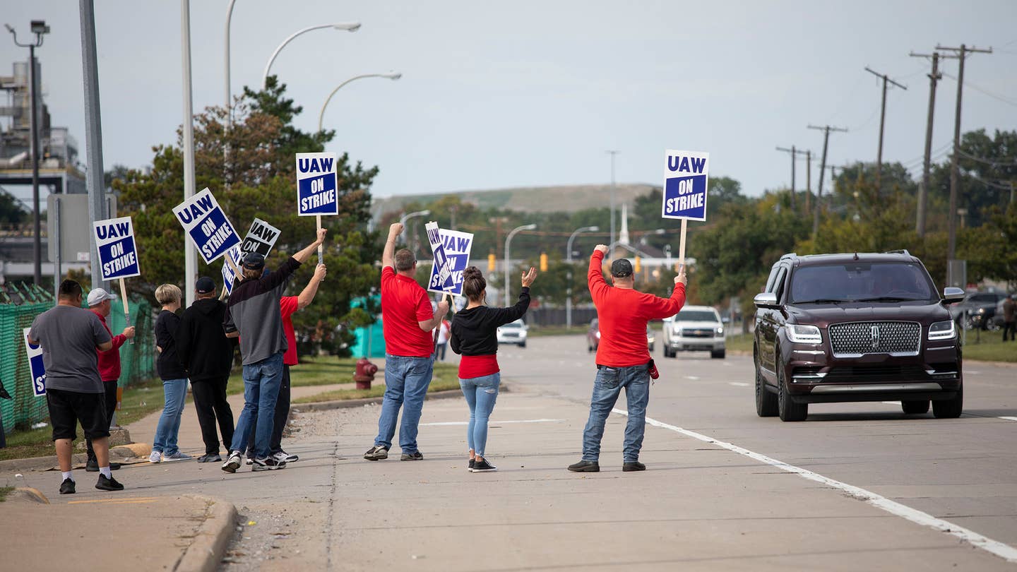 UAW Picket Line Strike Inline