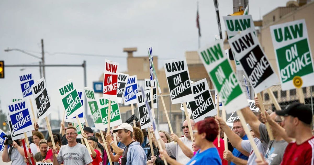 GM offers 16% pay increase to UAW