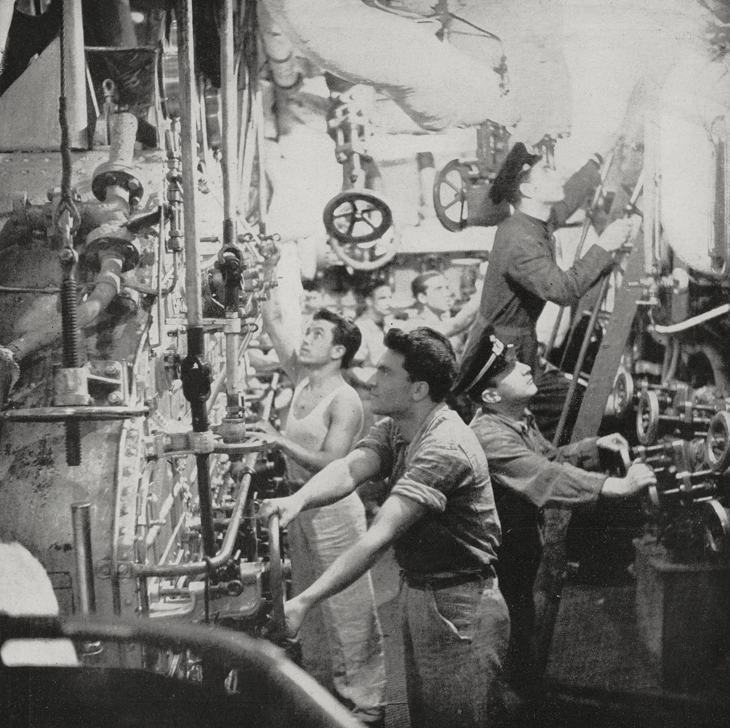 The engine room of an Italian submarine in the Mediterranean, in World War II. <em>L’Illustrazione Italiana, Year LXIX, No 48, November 29, 1942</em>