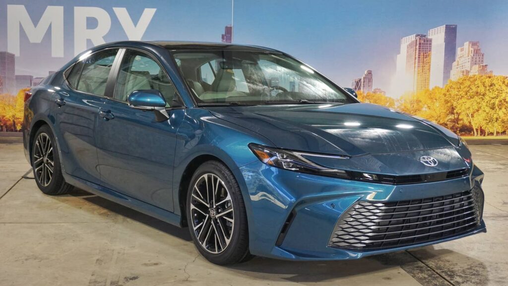 2025 Toyota Camry Goes Hybrid-Only and Looks Good Doing It