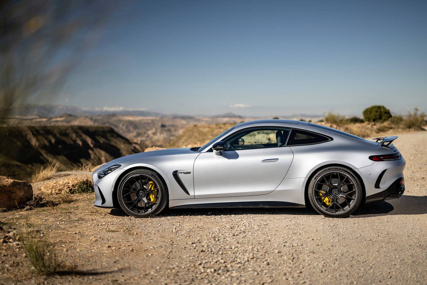 Mercedes-AMG AMG GT 63 4MATIC+ Coupé (Kraftstoffverbrauch kombiniert WLTP 14,1 l/100 km, CO2-Emissionen kombiniert WLTP 319 g/km) Exterieur: Hightechsilber metallic; Interieur: Leder MANUFAKTUR Tartufobraun // Mercedes-AMG AMG GT 63 4MATIC+ Coupé (combined fuel consumption: 14.1 l/100 km, combined CO2 emissions: 319 g/km) // exterior: Hightech Silver metallic; interior: leather MANUFAKTUR Tartufo Brown.