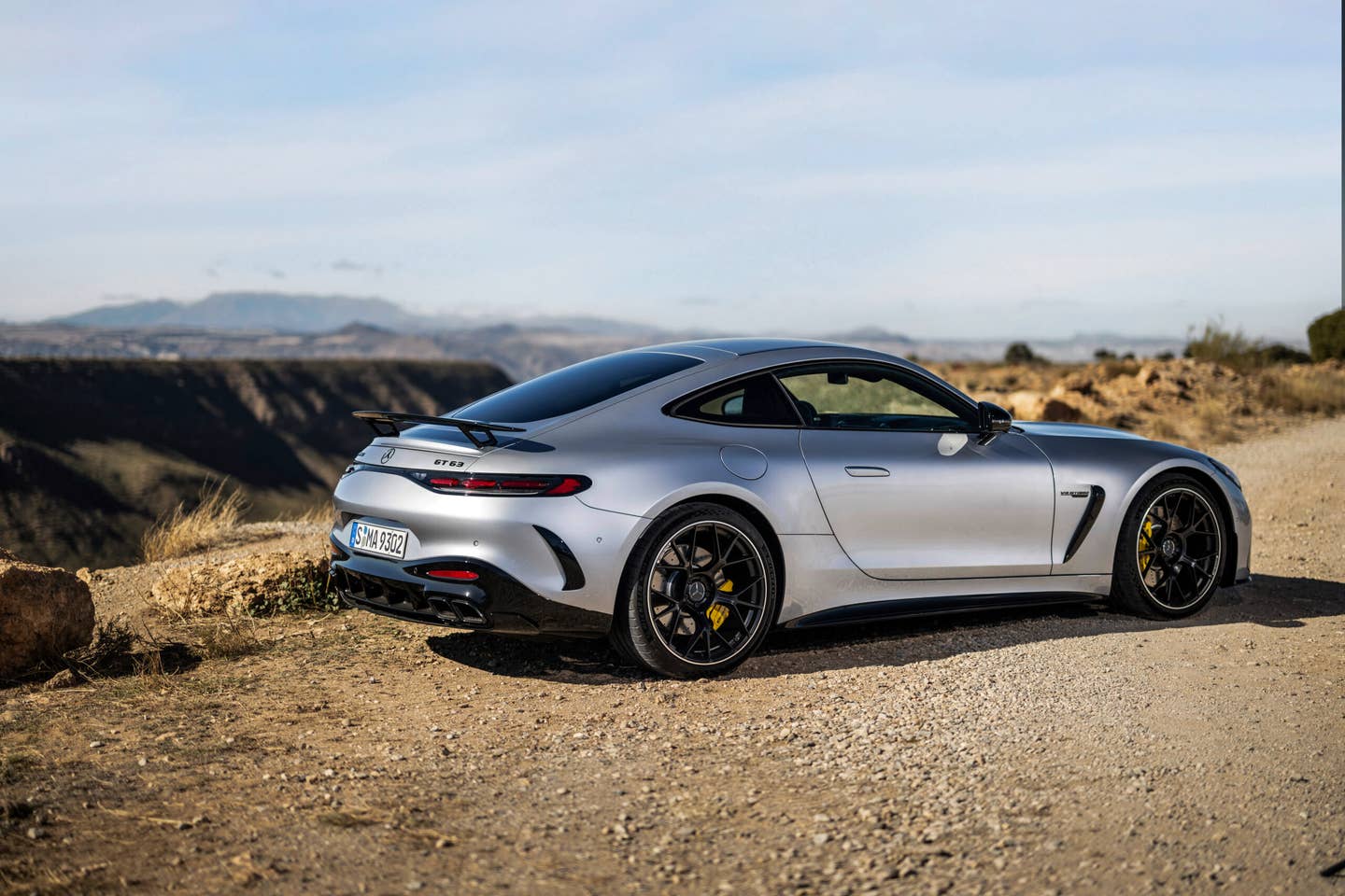 Mercedes-AMG AMG GT 63 4MATIC+ Coupé (Kraftstoffverbrauch kombiniert WLTP 14,1 l/100 km, CO2-Emissionen kombiniert WLTP 319 g/km) Exterieur: Hightechsilber metallic; Interieur: Leder MANUFAKTUR Tartufobraun // Mercedes-AMG AMG GT 63 4MATIC+ Coupé (combined fuel consumption: 14.1 l/100 km, combined CO2 emissions: 319 g/km) // exterior: Hightech Silver metallic; interior: leather MANUFAKTUR Tartufo Brown.