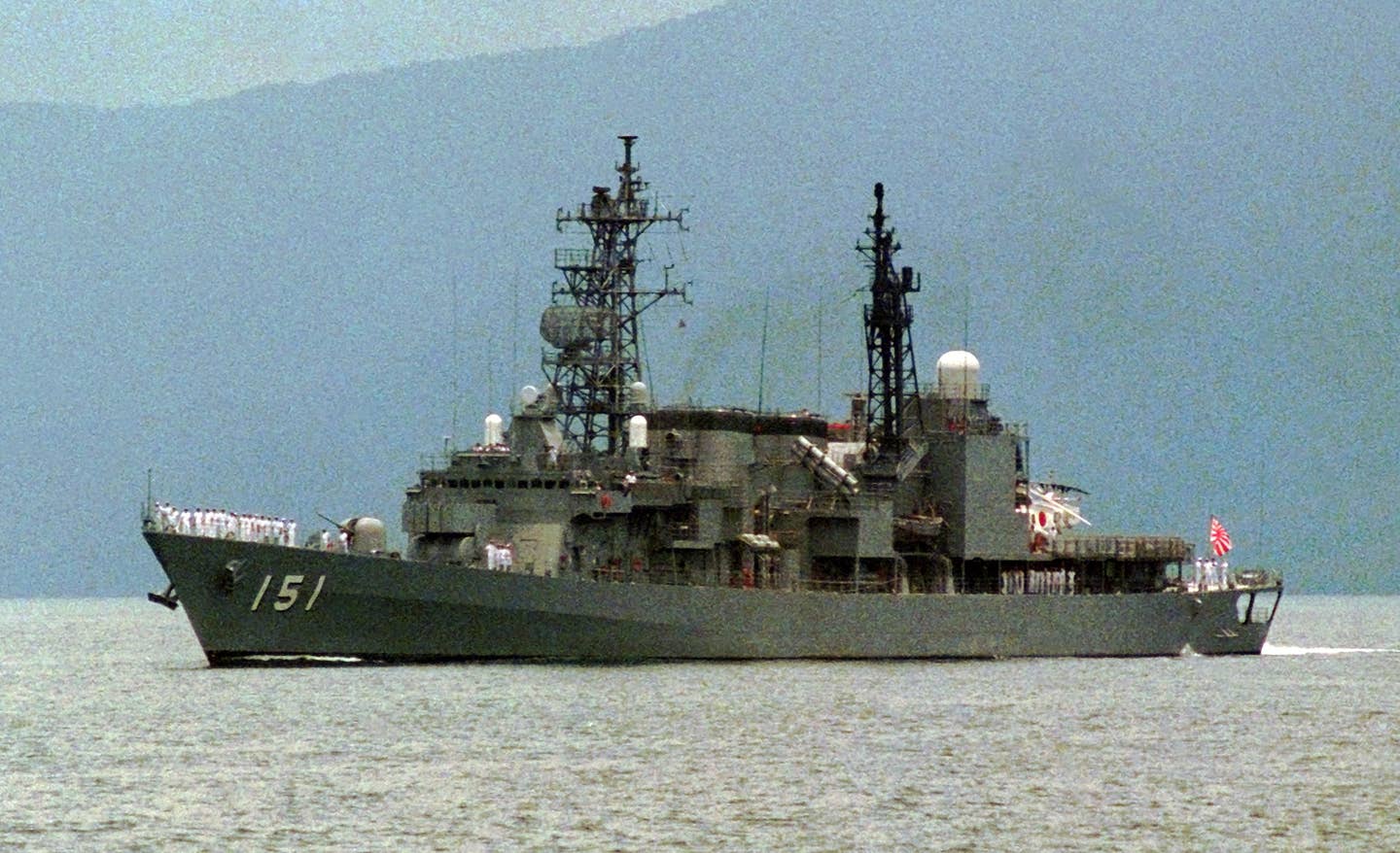 A port bow view of the Japanese destroyer JS <em>Asagiri</em> (DD 151) underway. <em>U.S. Navy</em>