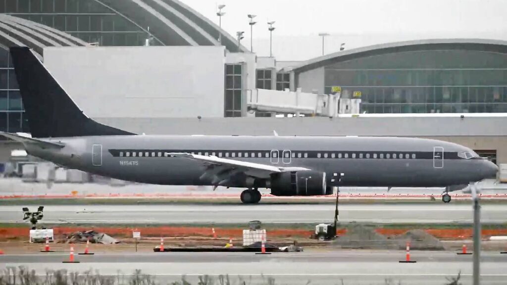 SpaceX Appears To Be Flying This Slick Looking 737