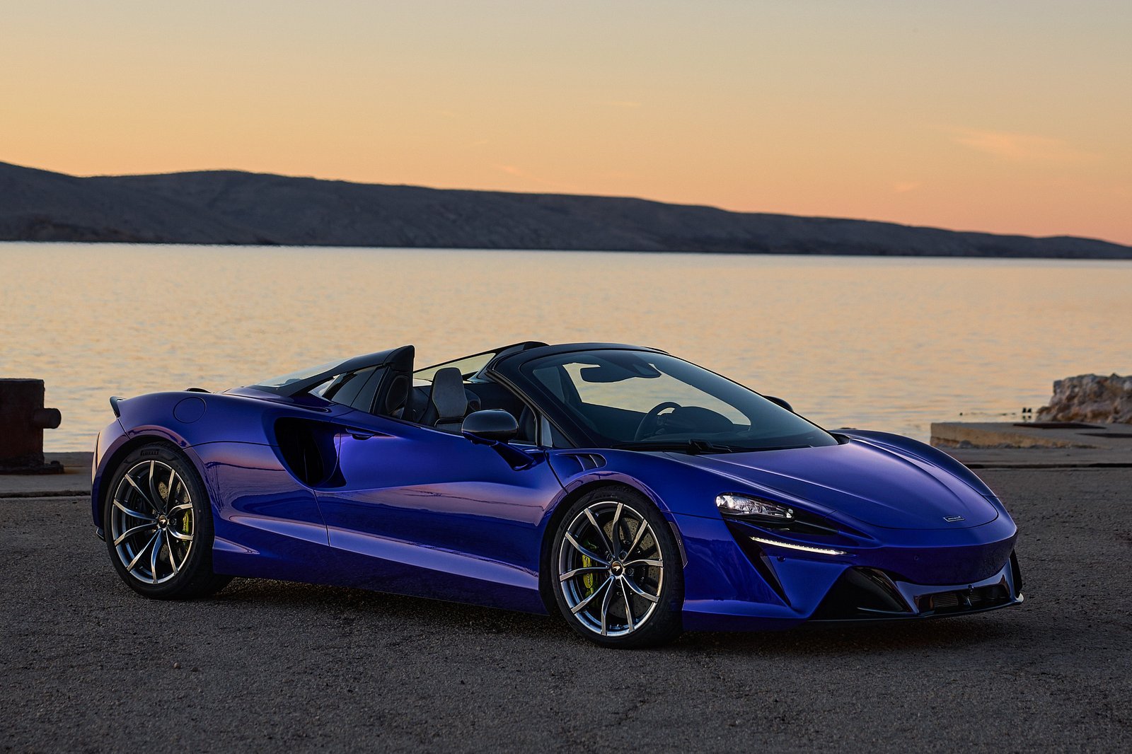 2025 McLaren Artura Spider Debuts With 690 HP And 21 Miles Of Electric Range