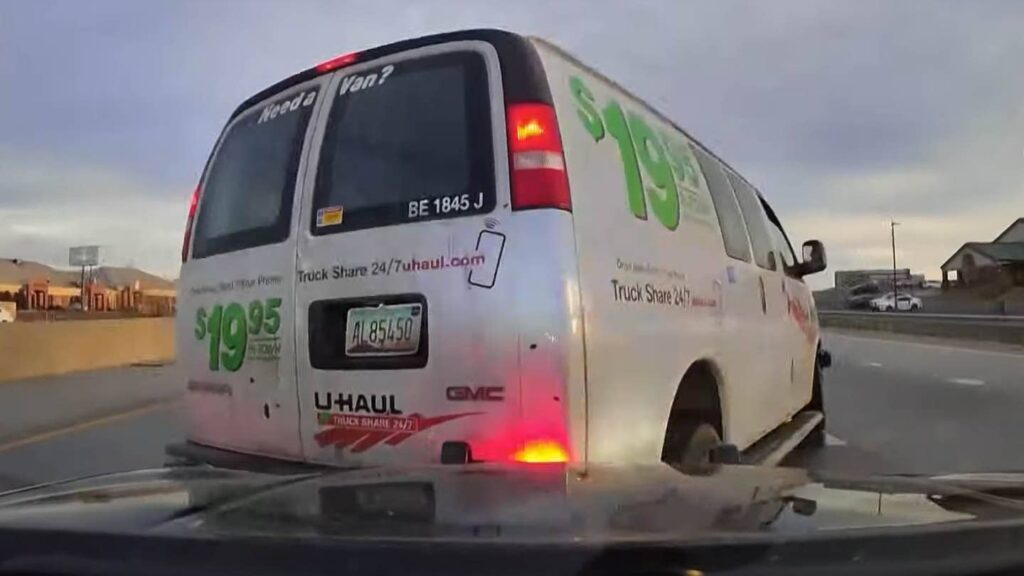 This High-Speed Chase of a U-Haul GMC Savana Is Pure Chaos